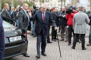 Příjezd prezidenta republiky ke krajskému úřadu