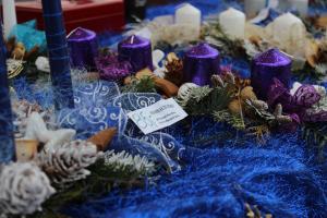 Nabídka vánočních vazeb na Adventním jarmarku