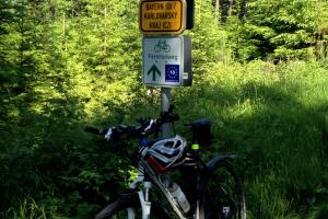 U hraničního kamene - Stezka EuroVelo13 vede i v bývalém ostře střeženém hraničním pásmu nedaleko německého Mähringu.