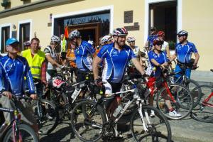 Mezinárodní peloton odjíždí z Chebu - V Chebu vítá cyklisty místostarosta Vladimír Hartmann, po krátké zastávce se pokračuje do nekonečně vzdálených Tří Seker.     