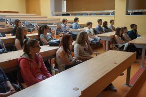 Studenti během Dne otevřených dveří krajského úřadu sledují prezentaci projektů Karlovarského kraje.                     