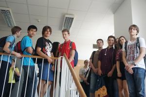 Studenti během prohlídky budovy A krajského úřadu