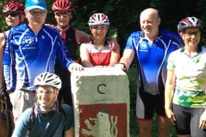 Hraniční kámen - tichý svědek - Dnes už bez obav mohou cyklisté a turisté volně přecházet bývalou hranici mezi Karlovarským krajem a Bavorskem.