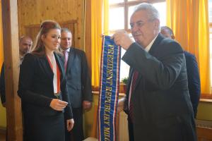 Prezident předal starostce obce Prameny Michale Málkové prezidentskou stuhu                