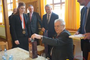 Setkání v obci Prameny - předání darů od starostky - láhev minerální vody Gisela a kniha o obci