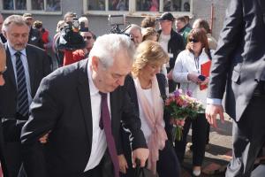 Prezident republiky zavítal do Chodova, kde se setkal s žáky Gymnázia a obchodní akademie