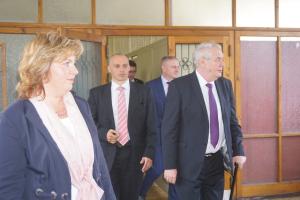 Prezidenta republiky doprovázel hejtman kraje Martin Havel a ředitelka školy Eva Temňáková