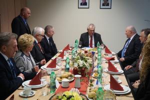 Poslední den návštěvy prezidenta republiky začal v porcelánce König-Porzellan Sokolov spol. s r.o v Dolním Rychnově