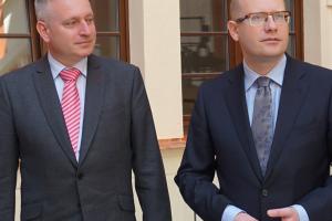 Premiér Bohuslav Sobotka s hejtmanem Martinem Havlem v Ostrově                               