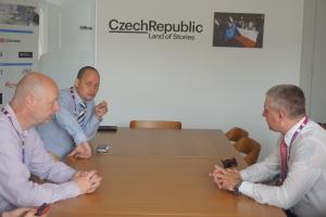                         Setkání s generálním komisařem českého pavilonu p. Potužníkem (druhý zleva)       