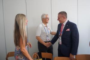 Hejtman se vítá s generálním konzulem ČR v Miláně, kterým je  Giorgio Franco Aletti                               