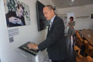  Generální komisař p. Potužník sahá na otisk ruky Václava Havla, který je odlitý v křišťálu