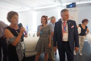 Uvítání v krajské expozici kurátorkou Zdeňkou Bílkovou             