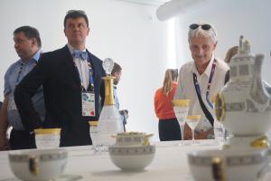                  Krajská expozice - sklo Moser, porcelán Thun a Rudolf Kampf              