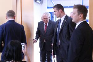 Prezident přichází na setkání se zastupiteli a starosty kraje