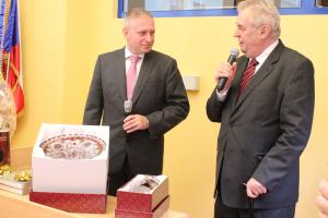 Prezident Miloš Zeman a hejtman Martin Havel si předávají dary