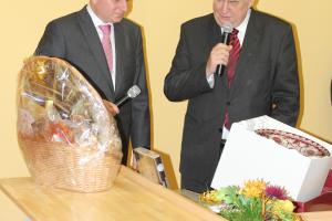 Prezident Miloš Zeman a hejtman Martin Havel si předávají dary