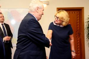Prezident se zdraví s náměstkyní hejtmanky Danielou Seifertovou