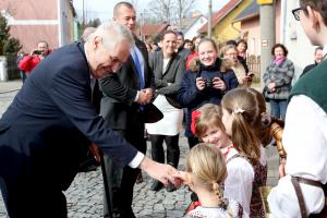 Milé přivítání krojovanými děvčátky a dudákem v obci Krásná