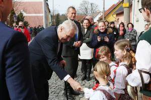 V Krásné čekalo prezidenta milé folklorní uvítání