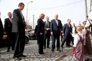 Milé přivítání krojovanými děvčátky a dudákem v obci Krásná