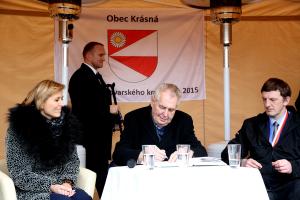 Podpis prezidenta do kroniky po setkání s občany Krásné