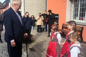 Milé přivítání krojovanými děvčátky a dudákem v obci Krásná 