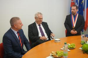 Na radnici v Kraslicích s hejtmanem a starostou města Romanem Kotilínkem